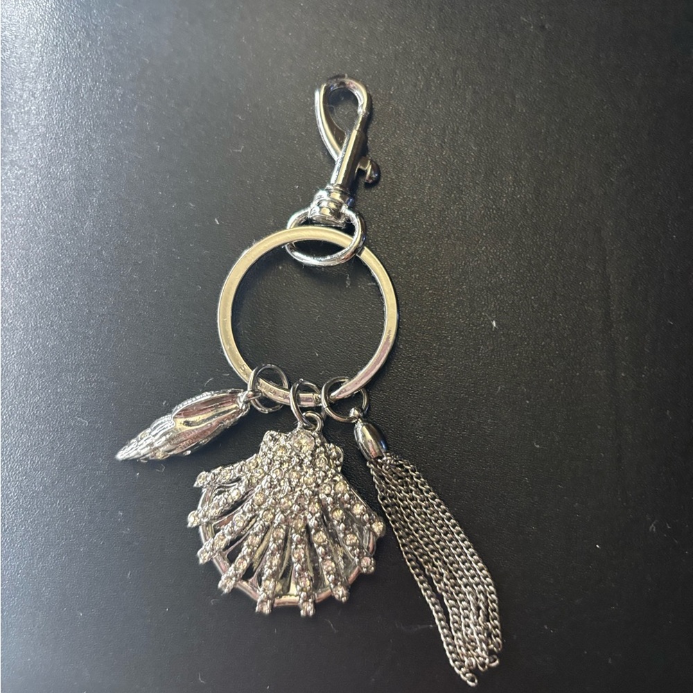 Elegant Silver Shell Keychain - Picture 2 of 5